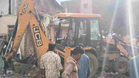 जर्जर मकान गिरने से दर्दनाक हादसा, 3 महिलाओं की मौके पर मौत, 4 घायल अस्पताल में भर्ती