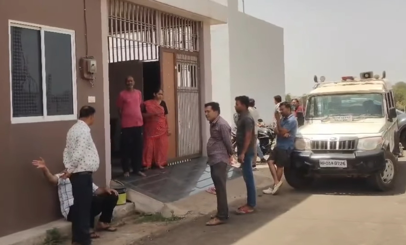 गुना में डंके की चोट पर डकैती! :बुजुर्ग महिला को धमकाकर डकैत ले गए 04 लाख का माल