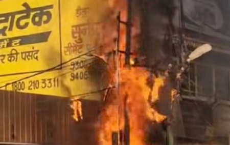 डीपी में भीषण आग, घर की खिड़कियां भी आईं चपेट में, ...लापरवाही पर अधिकारी निलंबित, ...05 लाख के जेवर चोरी मे देवर-भाभी गिरफ्तार