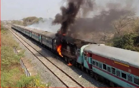 चलती ट्रेन के स्लीपर कोच में अचानक लगी आग; मची चीख-पुकार, ट्रेन से बाहर कूदे यात्री
