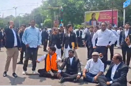 भोपाल में वकीलों का प्रदर्शन, अधिवक्ता से मारपीट के आरोप में TI सस्पेंड