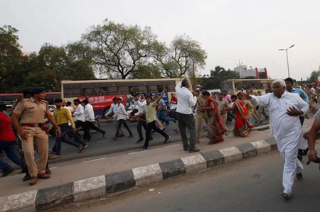 महेसाणा में चुनाव से पहले भड़की हिंसा : BJP-कांग्रेस समर्थकों में झड़प, खूब चले लाठी-डंडे; एक शख्स मौत