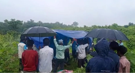 बारिश में चिता बुझने लगी तो तिरपाल लेकर खड़े हो गए लोग, महाराष्ट्र के इस आदिवासी गांव में नहीं है श्मशान