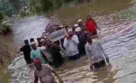 जनाजे को दफनाने की जद्दोजहद: बारिश में कमर तक पहुंचा ‘विकास’, नदी से होकर अंतिम यात्रा पर निकले लोग