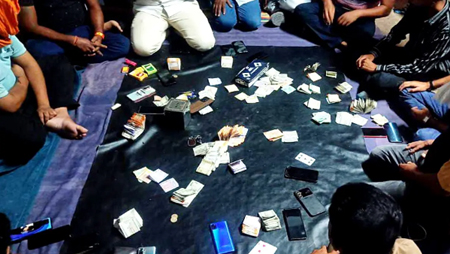 जुआ खेल रहे 20 जुआरियों पर 04 प्रकरण दर्ज, 06 फरार , 3.43 लाख का माल जब्त   