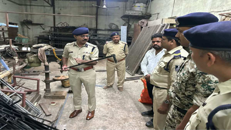 कार्बाइड गन फैक्ट्री पर पुलिस का छापा: सिरोल और मुरार से 66 खतरनाक गन जब्त, आरोपी हिरासत में