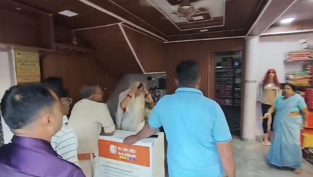साड़ी शोरूम में दिनदहाड़े लूट,महिलाएं, संचालिका से मारपीट कर मंगलसूत्र और चेन छीनकर हुई फरार