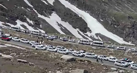 गर्मी से बचने पहाड़ों की ओर भागे लोग, मनाली से चारधाम तक सड़कों पर लगा महाजाम