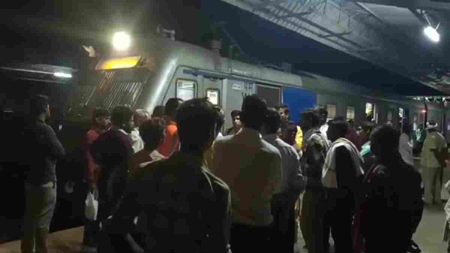 मेमू ट्रेन में खूनी संघर्ष: अवैध वेंडरों ने यात्रियों पर किया धारदार हथियार से हमला, पथराव के बाद घंटों रुकी रही ट्रेन