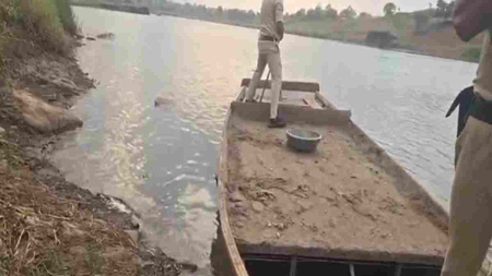 अवैध खनन के खिलाफ कार्रवाई: नर्मदा नदी के किनारे खड़ी नावों को किया नष्ट, 92 लाख का जुर्माना