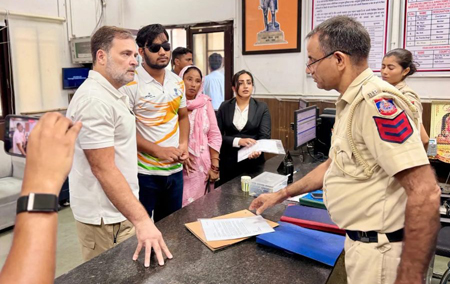 जंतर-मंतर पैलेट गन मामले में दिल्ली पुलिस ने दर्ज की FIR, राहुल गांधी के धरने के बाद हुई कार्रवाई