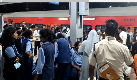मंगला एक्सप्रेस में 50 बच्चों की बिगड़ी तबीयत, खंडवा रेलवे स्टेशन पर हड़कंप