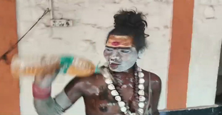 बड़ी खबरः गढ़कालिका मंदिर में हंगामा, साध्वी ने किया आत्मदाह का प्रयास