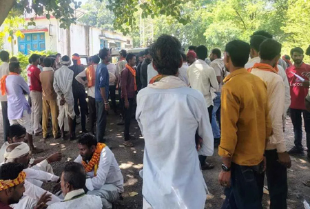 हत्या के विरोध में थाने के सामने लोगों ने किया प्रदर्शन, गुना में आरोपियों के घरों पर बुलडोजर चलाने की मांग