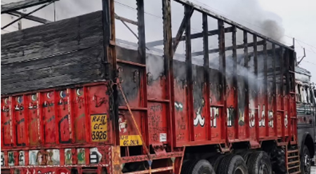 हाईवे पर बड़ा हादसा, बैटरियों से भरे ट्रक में लगी भीषण आग, धमाकों से दहला इलाका